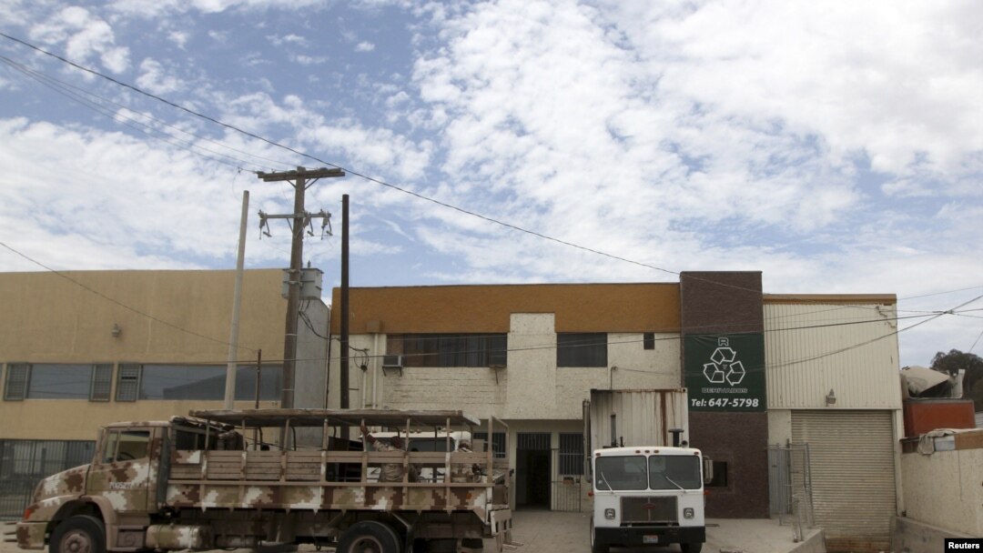 Sebuah truk militer parkir di depan pabrik daur ulang di kawasan industri Otay Mesa, Tijuana, lokasi ditemukannya terowongan penyelundupan narkoba ke Amerika (12/7).
