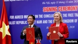 Bộ trưởng Thương mại Anh Liz Truss và Bộ Trưởng Bộ Công thương Việt Nam Trần Tuấn Anh ký kết biên bản kết thúc đàm phán Hiệp định Thương mại Tự do ngày 11/12/2020 tại Hà Nội.