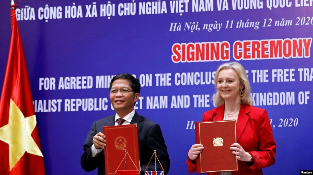 Bộ trưởng Thương mại Anh Liz Truss và Bộ Trưởng Bộ Công thương Việt Nam Trần Tuấn Anh ký kết biên bản kết thúc đàm phán Hiệp định Thương mại Tự do ngày 11/12/2020 tại Hà Nội.