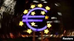 资料照：德国法兰克福原欧洲中央银行总部前的欧元标识。（2019年4月9日）