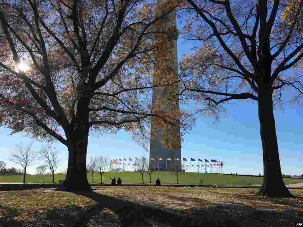 نمایی از بنای یادبود واشنگتن در هوای پائیزی پایتخت آمریکا