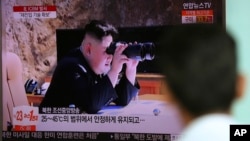 Một người đàn ông Hàn Quốc đứng xem tin tức về vụ phóng tên lửa của Bắc Hàn với hình ảnh của lãnh tụ Bắc Hàn Kim Jong Un hôm 5/7.