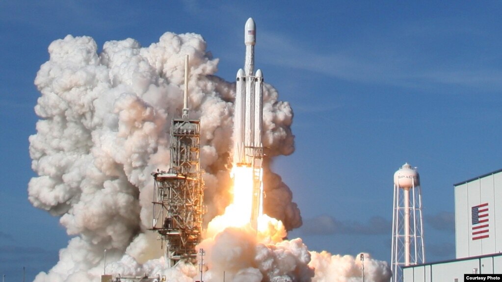 美国太空探索公司重型火箭2018年2月6日升空（SpaceX照片）