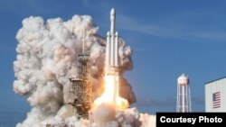 美国太空探索公司重型火箭2018年2月6日升空（SpaceX照片）