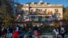 Rumah yang dihiasi tema "Rumah Binatang" di St. Charles Avenue, adalah satu dari sekian banyak rumah yang didekorasi untuk merayakan Mardi Gras, di New Orleans, Louisiana, 7 Februari 2021. (Foto: Reuters)