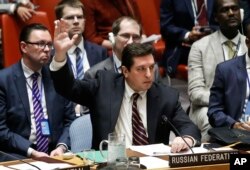 시리아 화학무기 사태 진상조사 결의안에 반대의사를 표시하고 있는 블라디미르 사프론코프 유엔주재 러시아 차석대사.
