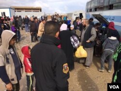 Thousands of families arrive at reception centers daily as they flee Mosul in Hammam Aleel, Iraq on March 19, 2017. (H.Murdock/VOA)