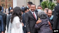 Abiy Ahmed (C), Premier ministre éthiopien, regarde après avoir été réélu Premier ministre lors d'une cérémonie de prestation de serment au parlement, dans la ville d'Addis-Abeba, en Éthiopie, le 4 octobre 2021.