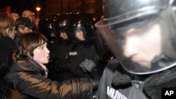Ukrainian riot police block supporters of Ukrainian opposition parties in a rally outside the Central Elections Commission building in Kyiv, Nov. 5, 2012. 