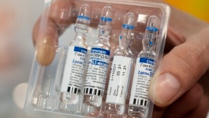 Một nhân viên y tế cho xem các lọ đựng vaccine Sputnik V của Nga tại một trung tâm tiêm chủng ở GUM tại Quảng Trường Đỏ ở Moscow hôm 1/7. Tập đoàn T&T của Việt Nam vừa đạt được thoả thoận mua vaccine của Nga sản xuất để cung cấp trong nước.