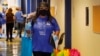 Učiteljica Najeli Koronado u osnovnoj školi u Oklahomi nosi torbu sa školskim priborom i ajped za jednog od svojih đaka. Škola daje elektronske uređaje svim učenicima. 