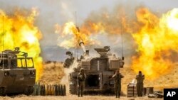 Artileri-artileri Israel di perbatasan menembaki sasaran di Jalur Gaza (12/5). 