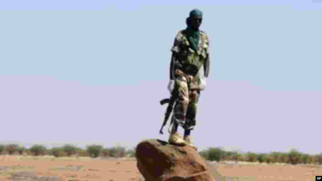 Un soldat nigérien en patrouille entre Agadez et Arlit, zone où sévit AQMI