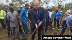 Todd Haskel, ambassadeur des Etats-Unis, aide à ouvrir une piste agricole dans le Pool, le 23 octobre 2018. (VOA/Arsène Séverin)