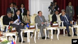 ASEAN foreign ministers of Cambodia, center, Brunei, right, and Secretary-General Surin Pitsuwan meet with Inter-Governmental Commission on Human Rights Representative at Peace Palace in Phnom Penh, Cambodia, July 8, 2012.