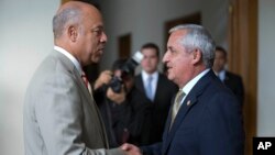 En la image, el presidente guatemalteco Otto Pérez (derecha), junto al secretario de Seguridad Nacional de EE.UU., Jeh Johnson. 