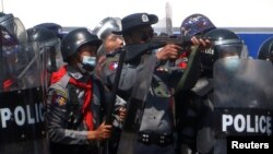 缅甸警察在首都内比都与示威者发生冲突（2021年2月9日）
