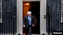 ARHIVA - Britanski premijer Boris Džonson ispred Dauning strita u Londonu (Foto: REUTERS/Toby Melville)
