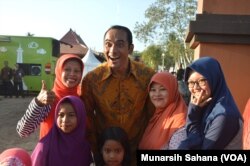 Ario Bayu, pemeran SUltan Agung dalam film Sultan Agung:The Untold Love Story dikelilingi warga Gamplong untuk berfoto di Moyudan, Sleman, Yogyakarta, Minggu, 15 Juli 2018.(Foto: Munarsih Sahana/VOA)