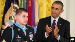 Prezident Barak Obama serjant Kayl Vaytni mamlakatning eng yuksak harbiy unvoni bilan taqdirladi 