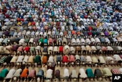 Bangladeshi Muslims offer prayers on the first Friday of Ramadan in Dhaka, Bangladesh, June 2, 2017. Muslims throughout the world are celebrating the holy fasting month of Ramadan.