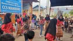 Anak-anak perempuan yang sedang latihan menari di depan balai Banua Pomore Nu’ngana, salah satu fasilitas ruang ramah anak yang didirikan oleh SOS Childres’s Villages Indonesia di Mamboro, Palu Utara, Kota Palu, Sulawesi Tengah. (Foto: VOA/Yoanes Litha)