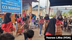 Anak-anak perempuan yang sedang latihan menari di depan balai Banua Pomore Nu’ngana, salah satu fasilitas ruang ramah anak yang didirikan oleh SOS Childres’s Villages Indonesia di Mamboro, Palu Utara, Kota Palu, Sulawesi Tengah. (Foto: VOA/Yoanes Litha)