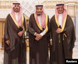 Saudi King Salman bin Abdulaziz Al Saud poses for a photo with National Guard Minister Khaled bin Ayyaf and Economy Minister Mohammed al-Tuwaijri during a swearing-in ceremony in Riyadh, Nov. 6, 2017. (Saudi Press Agency/Handout via Reuters)