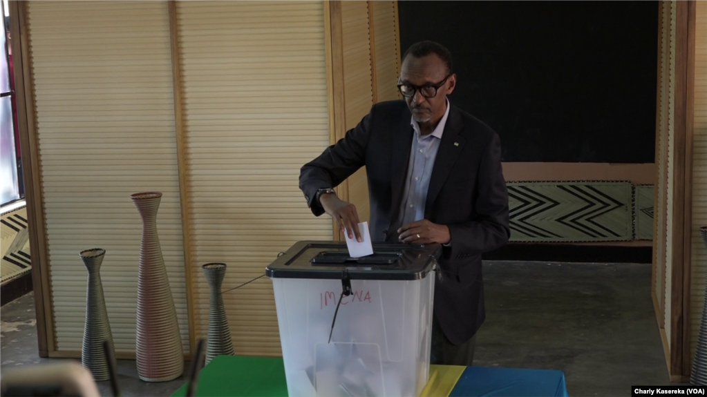 The incumbent Rwandan president Paul Kagame votes at the Rugunga primary school in the Rwandan capital Kigali, August 4, 2017. (Photo: Charly Kasereka/ VOA).