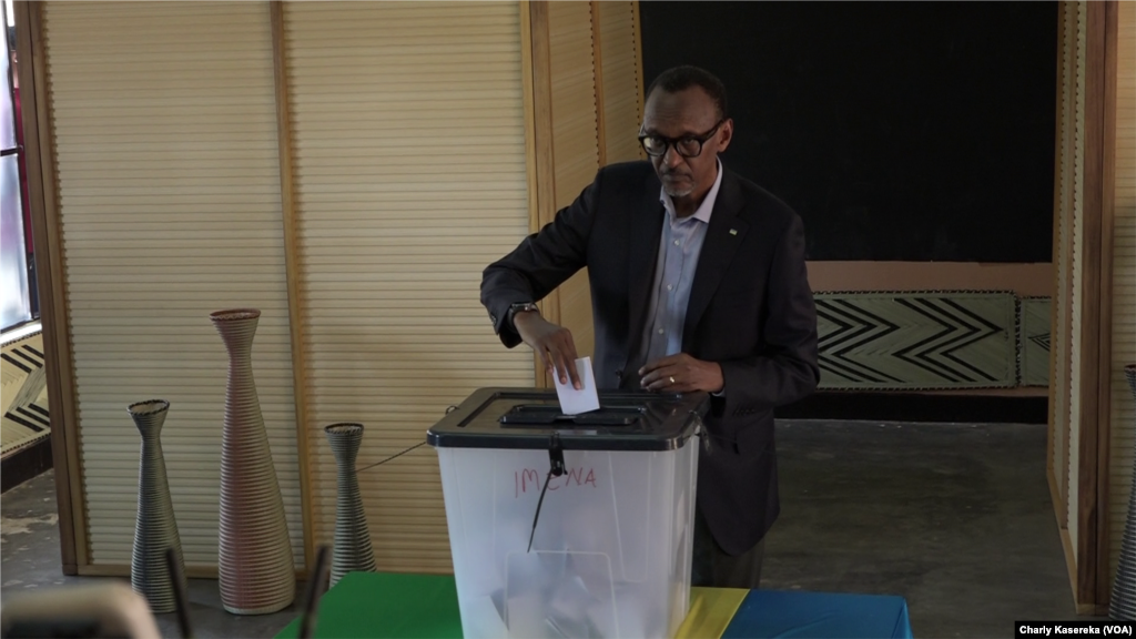 Le président sortant du Rwanda Paul Kagame glisse son bulletin dans l’urne au bureau de vote à l’école primaire Rugunga, à Kigali, 4 août 2017. (VOA/Charly Kasereka).