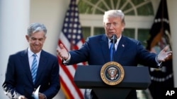 Pese a que el presidente Donald Trump, derecha, nominó a Jerome Powell, izquierda, para presidir la Fed no ha dudado en criticar sus recientes políticas anunciadas con respeto a la alza en la tasa de interés.
