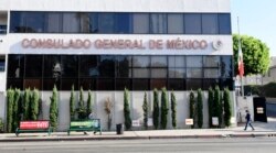 Konsulat Jenderal Meksiko di Los Angeles, California, 16 Oktober 2020, sehari setelah mantan Menteri Pertahanan Meksiko Salvador Cienfuegos ditangkap di Bandara Internasional Los Angeles. (Foto: dok).