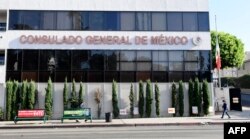 Konsulat Jenderal Meksiko di Los Angeles, California, 16 Oktober 2020, sehari setelah mantan Menteri Pertahanan Meksiko Salvador Cienfuegos ditangkap di Bandara Internasional Los Angeles. (Foto: dok).