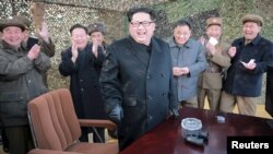 김정은 북한 국방위 제1위원장이 지난 3일 300㎜ 신형 방사포 시험사격을 참관했다고 조선중앙통신이 4일 보도했다. (자료사진) 
