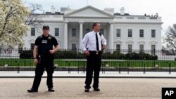 Efectivos del Servicio Secreto vigilan los alrededores de la Casa Blanca.