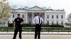 Beyaz Saray'ın önünde güvenlik görevlileri