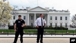 Beyaz Saray'ın önünde güvenlik görevlileri