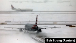 Zbog snega su na aerodromu u Denveru odlagani letovi