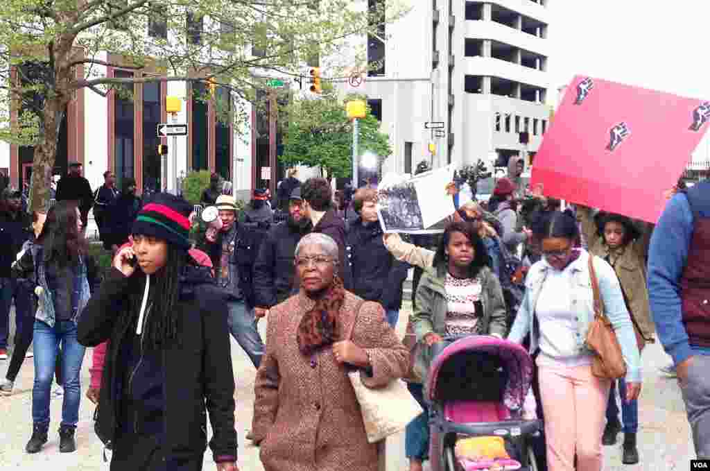 Demonstrators march in Baltimore, protesting the death, while in police custody, of Freddie Gray, Apr. 23, 2015. (VOA photo/Victoria Macchi)