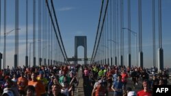 Les coureurs du marathon de New York traversent le pont Verrazzano-Narrows, USA, le 7 novembre 2021. 