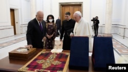 Tổng thống Iraq Barham Salih chào mừng Đức Giáo hoàng Francis trong chuyến đi lịch sử tới thăm Iraq. Ảnh chụp tại Dinh Tổng thống Iraq ở Baghdad, ngày 5/3/2021. Vatican Media/?Handout via REUTERS 