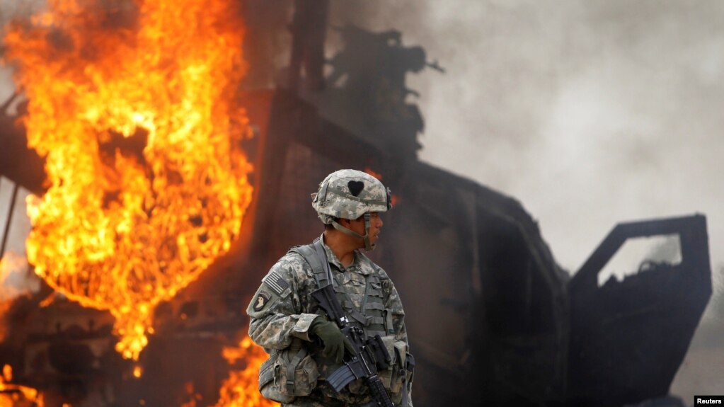 美军一辆战车在阿富汗遭到炸弹攻击（路透社2010年7月23日）