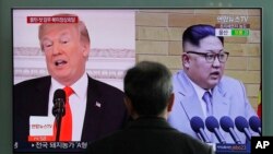 Seorang pria menonton berita televisi yang menampilkan wajah Presiden AS Donald Trump dan pemimpin Korea Utara Kim Jong Un, di sebuah stasiun kereta api di Seoul, Korea Selatan (foto: ilustrasi). 
