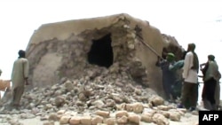 Des djihadistes islamistes détruisent un ancien sanctuaire à Tombouctou, le 1 Juillet, 2012. / AFP / STR 