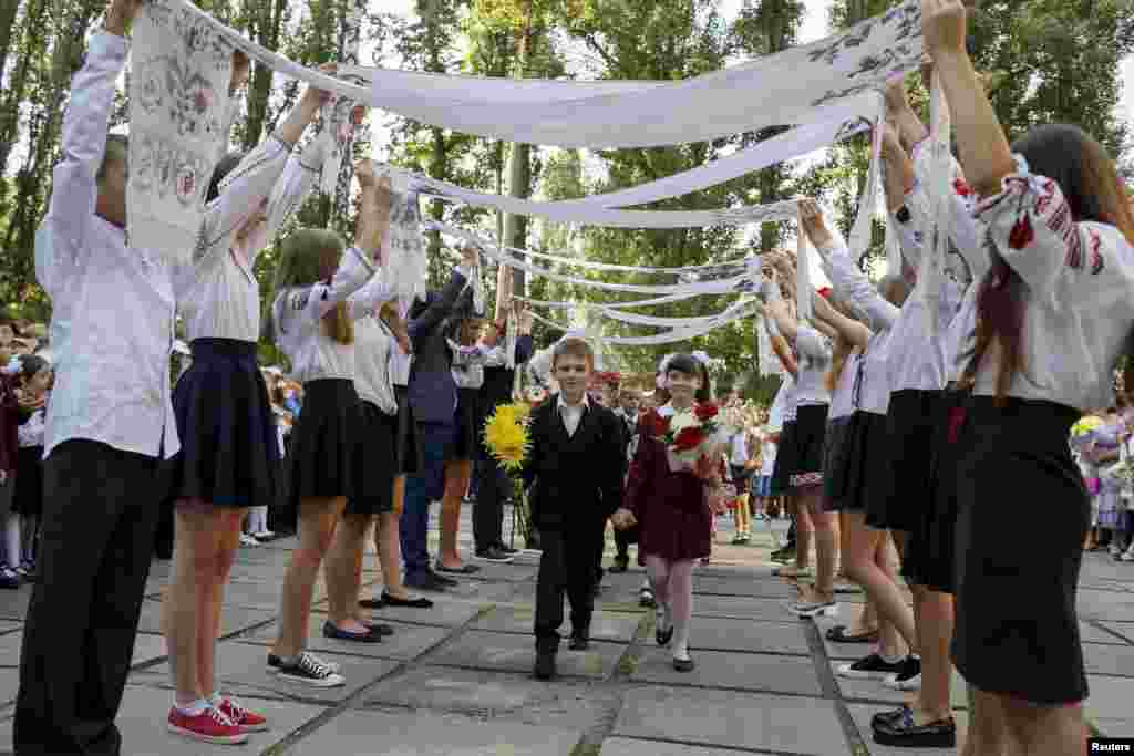우크라이나 수도 키예프의 한 초등학교 입학식에서 신입생들이 입장하고 있다.