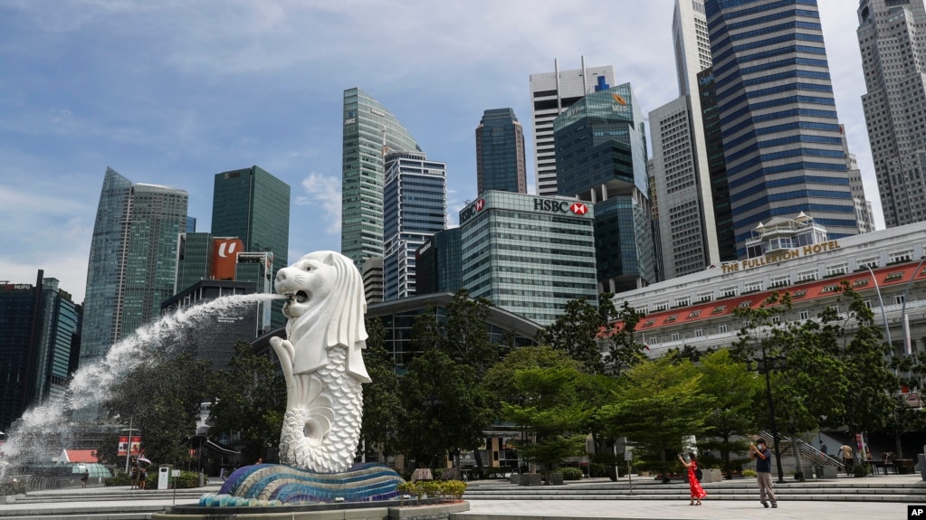 资料照：新加坡地标鱼尾狮和金融区(photo:VOA)