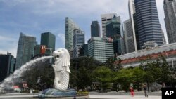 Patung Merlion di sepanjang area Marina Bay di Singapura. (Foto: AP)