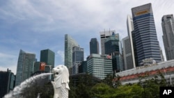 Foto patung Merlion di sepanjang area Marina Bay di Singapura. Kementerian Pendidikan Singapura, Sabtu (18/9), mengatakan sekolah dasar di negara tersebut akan beralih ke pembelajaran daring selama 10 hari menjelang ujian nasional. (Foto: AP)
