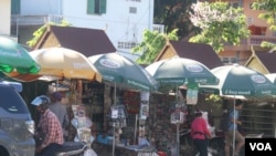 Newsstands behind Langka pagoda, along Pasteur street in Phnom Penh, Cambodia on September 27, 2015. Every morning, lots of customers come to buy or read newspapers there to know what is happening in the society. (Oum Sonita/VOA Khmer)