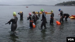 Swimmers enter the water for a mid-October chilly swim at Alki Beach in Seattle. (VOA / T. Banse)